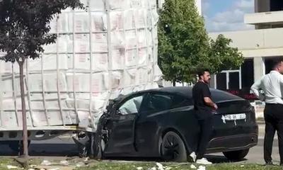 Dorseye Çarpan Otomobil Hurdaya Döndü!