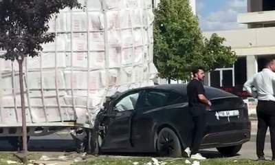 Dorseye Çarpan Otomobil Hurdaya Döndü!