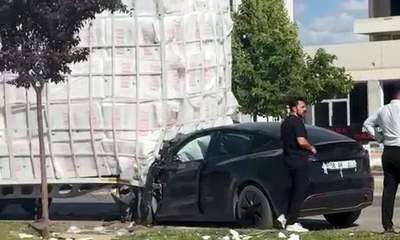 Dorseye Çarpan Otomobil Hurdaya Döndü!