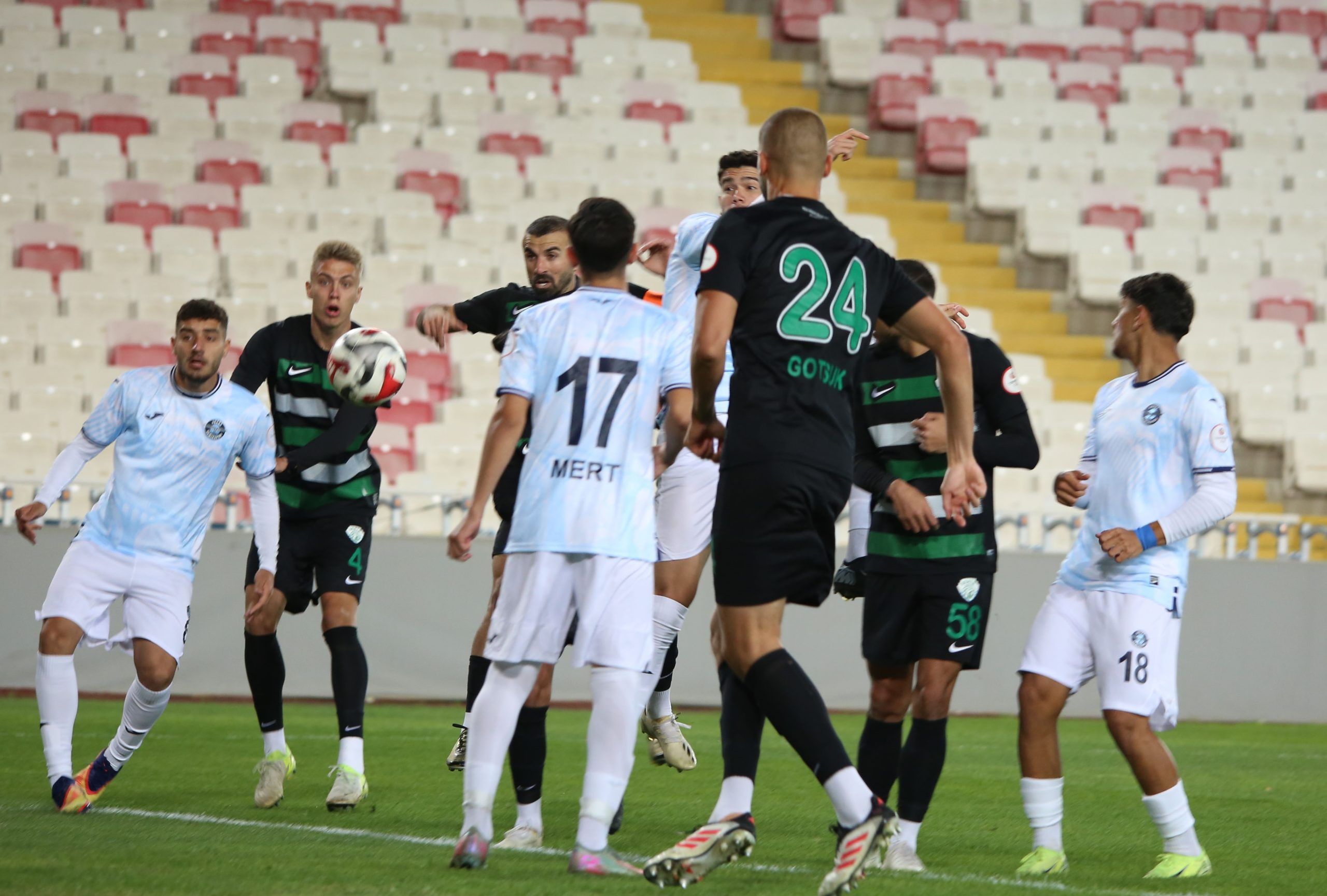 Serik Spor, Sivas Deplasmanında Adana Demirspor'u Dört Gole Boğdu: Liderlik Yarışında Kritik Galibiyet!