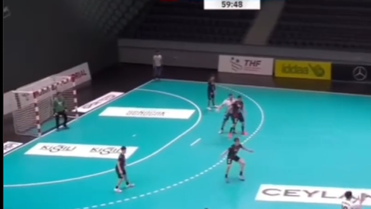 Hentbol sahasında oyuncular mücadele ederken skor tabelasında BAG 34, SIV 34 ve 1:54 yazıyor.