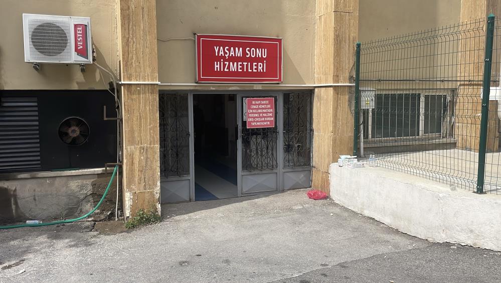 Üzerinde “Yaşam Sonu Hizmetleri” yazan tabelanın altındaki binanın giriş kapısı görülüyor.