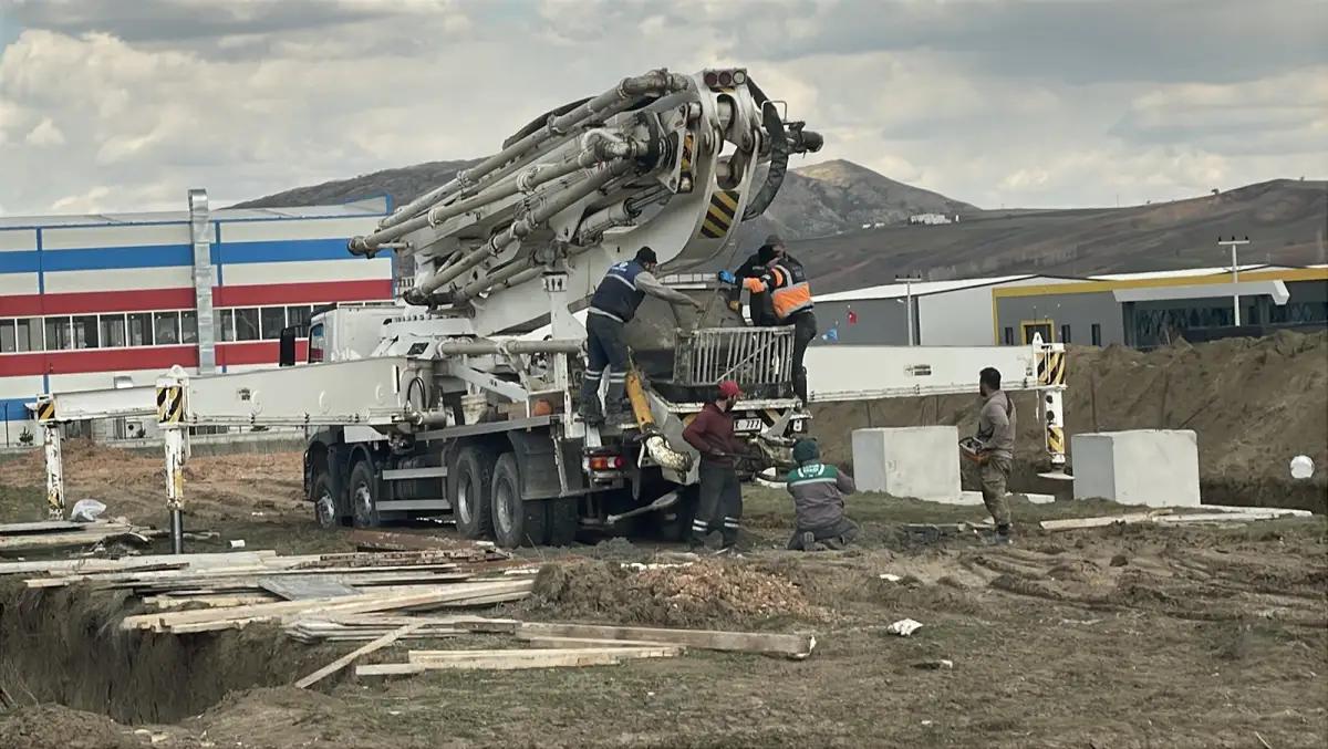 Sivas OSB’de Feci İş Kazası: Genç İşçi Beton Pompası Kolunun Altında Can Verdi