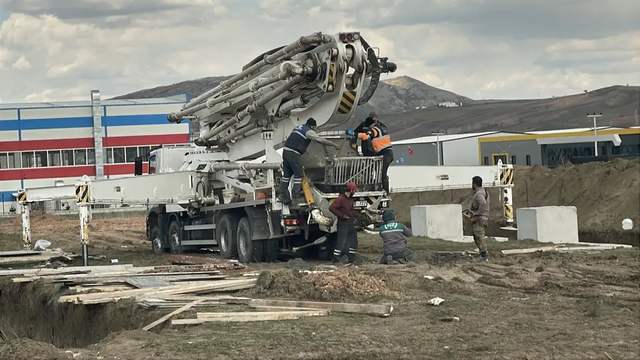 Sivas OSB’de Feci İş Kazası: Genç İşçi Beton Pompası Kolunun Altında Can Verdi