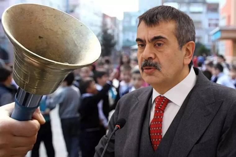 Mikrofon önünde konuşan bıyıklı bir adamın yanında, elde tutulan büyük metal bir megafon görülüyor.