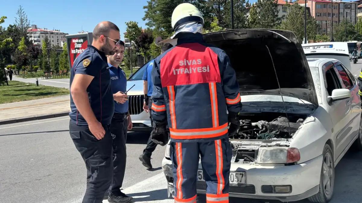 Kent Meydanı'nda Otomobilin Kaputundan Alevler Yükseldi!