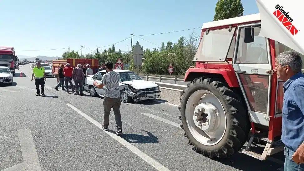 Otomobil ve Traktör Çarpıştı
