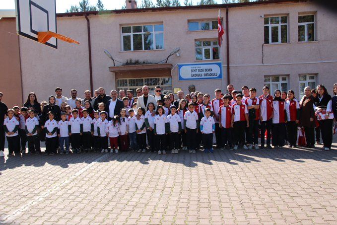 Sivasspor’dan Suşehri’nde Öğrencilere Forma Hediyesi