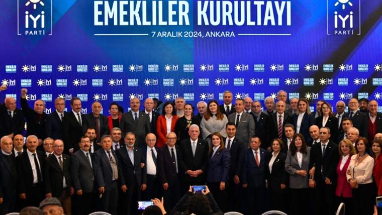 İYİ Parti'nin düzenlediği Emekliler Kurultayı'nda katılımcılar grup halinde poz veriyor.