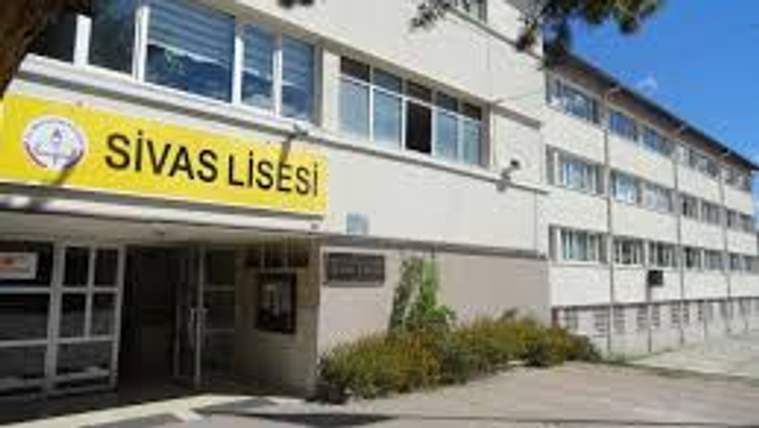 Sivas Lisesi'nin ön cephesi, okul tabelası ve pencereleri görünmekte.