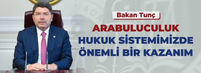 Takım elbiseli bir kişinin yanında, “Arabuluculuk” ve “Hukuk sistemi” ifadelerinin yer aldığı yazılı pano bulunuyor.