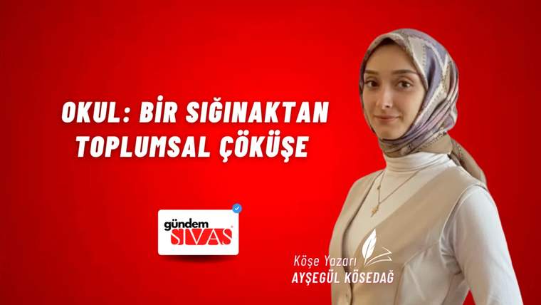 Başında başörtüsü olan bir kadın, kırmızı arka planda duruyor ve gülümsemekte.