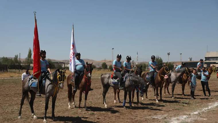 Sivas'ta Atlı Cirit İl Birinciliği Müsabakaları Başladı