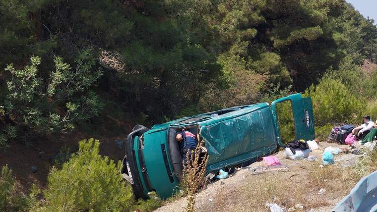 Koyulhisar'da Minibüs Kazası: 13 Yaralı