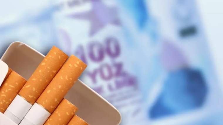 Açık renkli sigaralar bir paket içinde yer alıyor, arka planda bulanık bir para banknotu görünüyor.