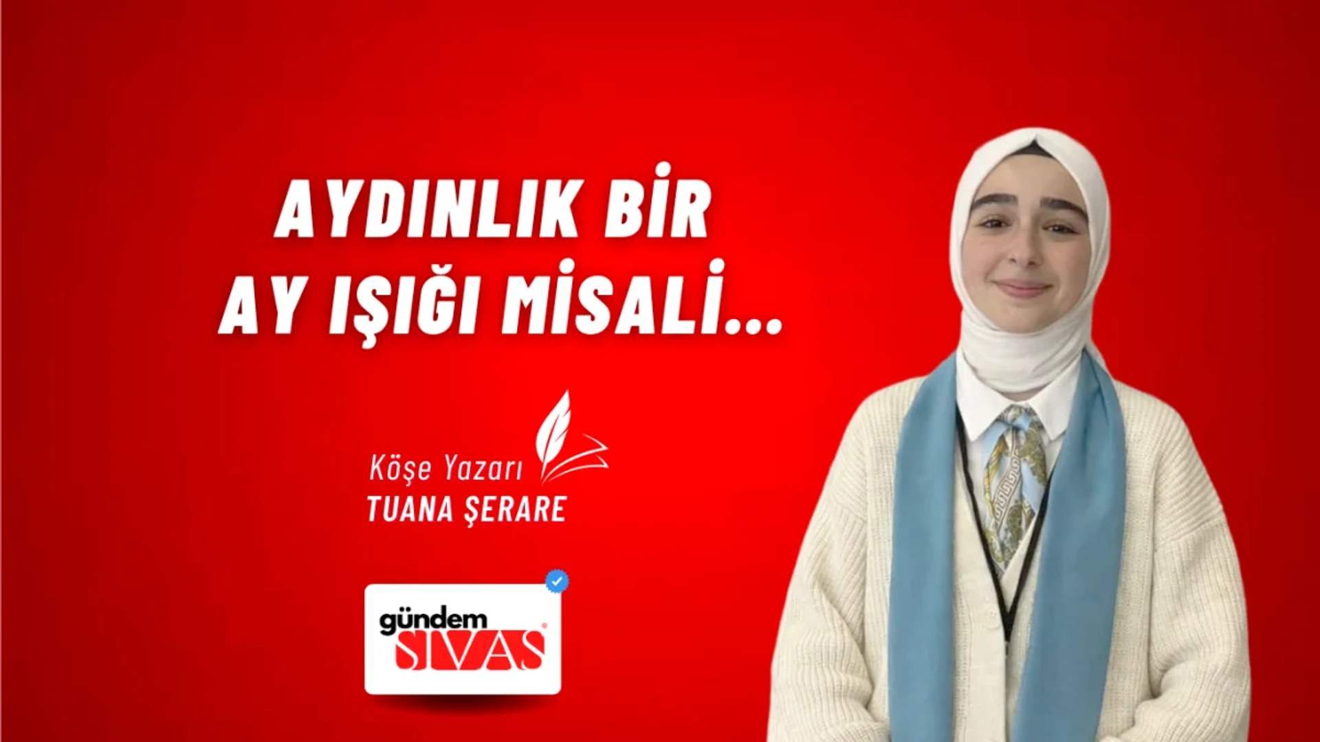 Kırmızı arka planda, beyaz başörtüsü ve mavi kravat takan bir kişi gülümsüyor.