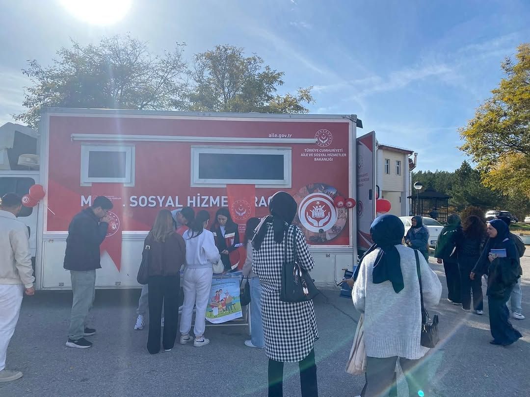Sivas'ta Mobil Sosyal Hizmet Aracı Üniversite Kampüsünde Öğrencilerle Buluştu