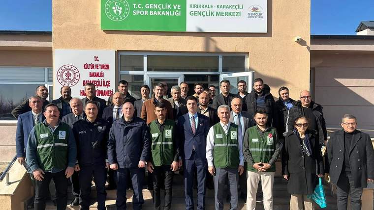 Kırıkkale-Karakeçili Gençlik Merkezi tabelası önünde, farklı yaşlardan bir grup insan birlikte duruyor.