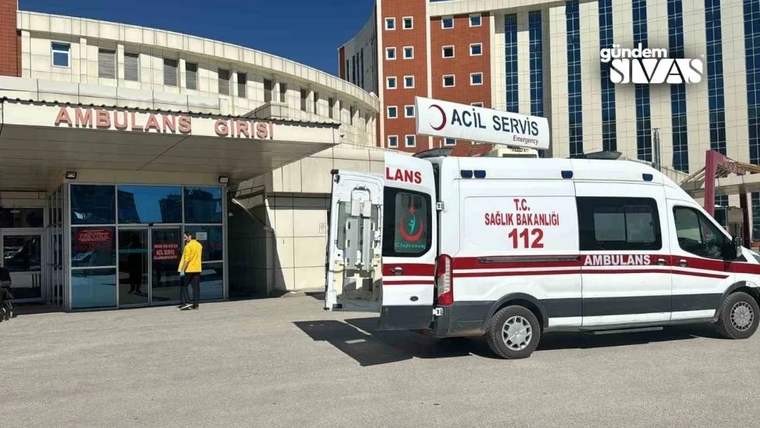 Acil servis girişinin önünde, üzerinde Sağlık Bakanlığı 112 yazan bir ambulans duruyor.