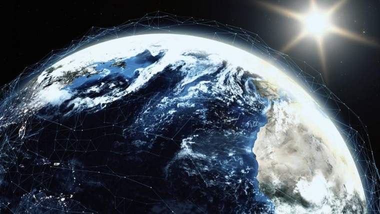 Uzaydan görülen Dünya’nın üzerinde bağlantı çizgileri yer alıyor; sağ üstte parlak bir Güneş görülüyor.