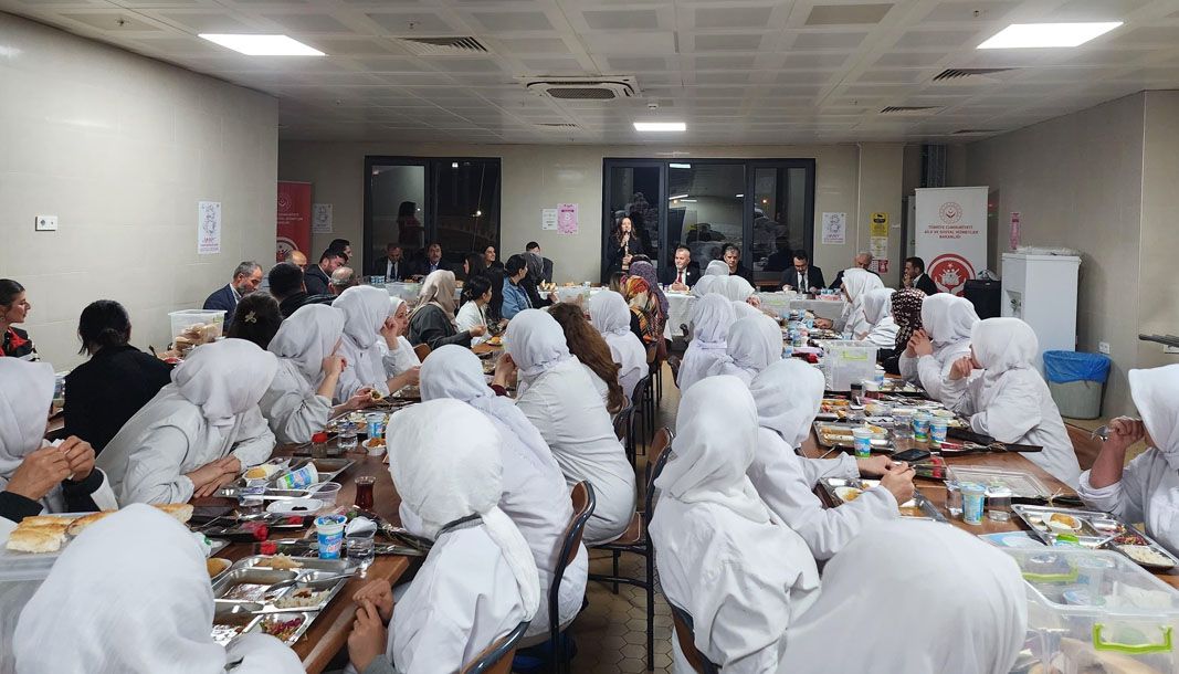 Burdur Valisi Tülay Baydar Bilgihan’dan kadın emekçilere anlamlı ziyaret - Birlik Haber Ajansı