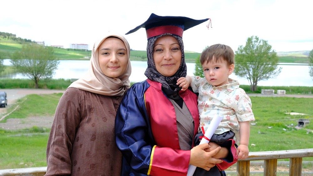 Nezahat Dağdeviren'in Azmi: Torunuyla Mezuniyet Coşkusu