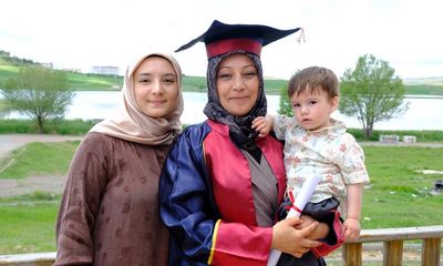 Nezahat Dağdeviren'in Azmi: Torunuyla Mezuniyet Coşkusu