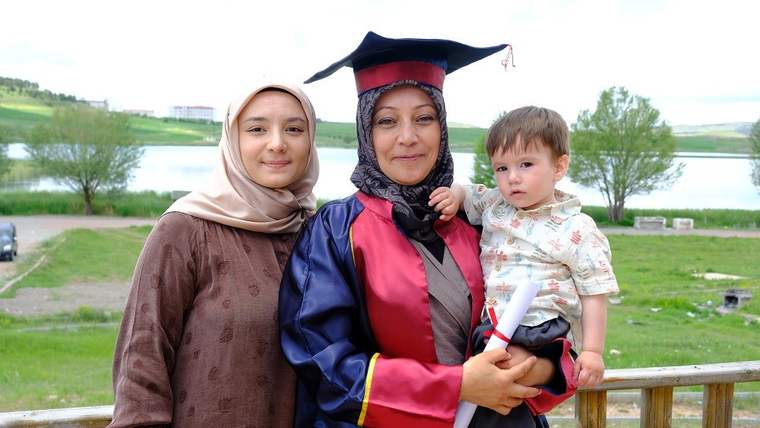 Nezahat Dağdeviren'in Azmi: Torunuyla Mezuniyet Coşkusu
