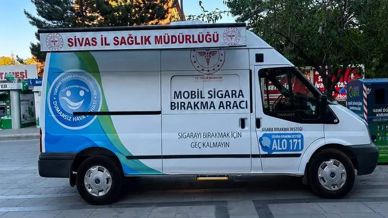 Sivas İl Sağlık Müdürlüğü'ne ait mobil sigara bırakma aracı, sokakta duruyor.