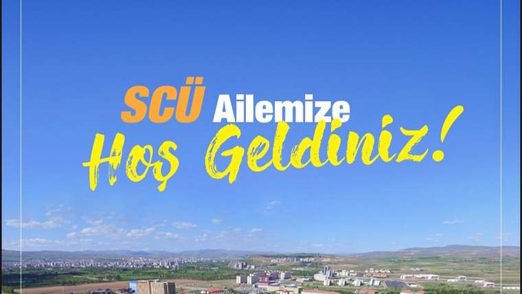 Mavi afişte “SCÜ Ailemize Hoş Geldiniz!” yazısı ve altta üniversite kampüsünün havadan görünümü yer alıyor.
