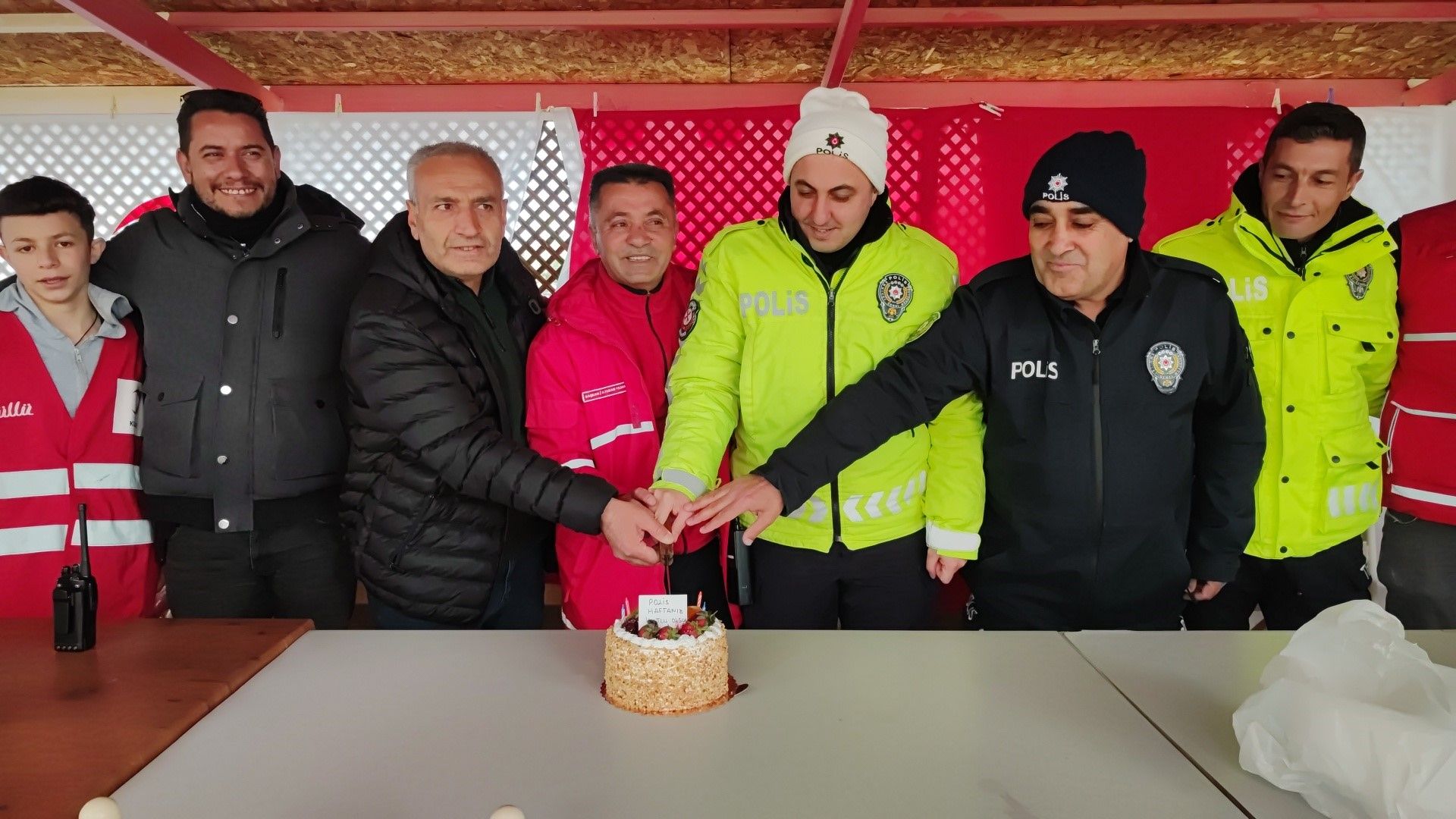 Kaza İhbarına Giden Polislere Pasta Sürprizi