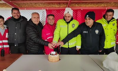 Kaza İhbarına Giden Polislere Pasta Sürprizi