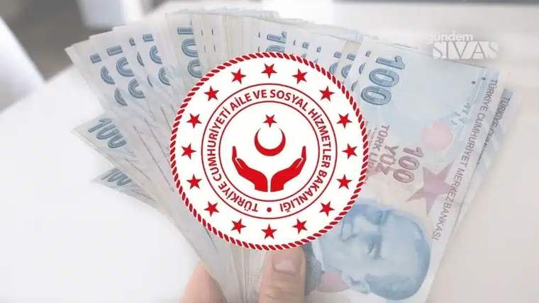 Bir elin üzerinde 100 TL banknotlardan oluşan bir deste para, arka planda Türkiye Cumhuriyeti Aile ve Sosyal Hizmetler Bakanlığı logosu var.
