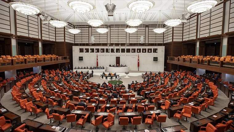 Türkiye Büyük Millet Meclisi Genel Kurul salonunda sıralarında oturan çok sayıda kişi görülüyor.