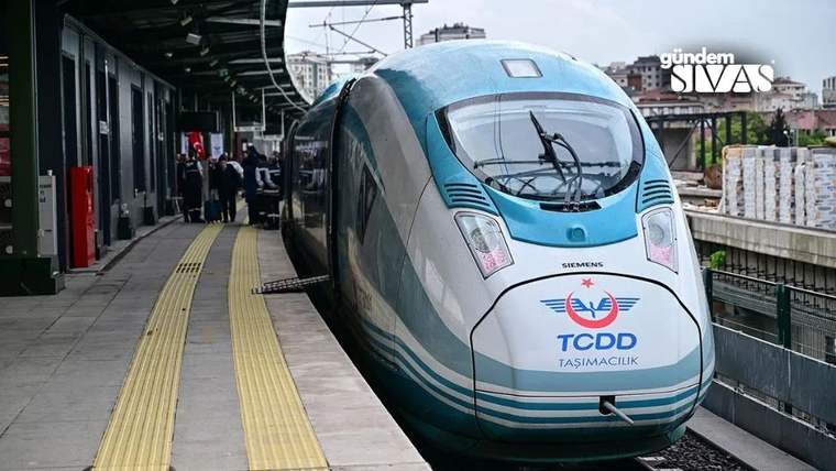 Sivas-İstanbul YHT hattında duran bir yüksek hızlı tren, platformda bekliyor.