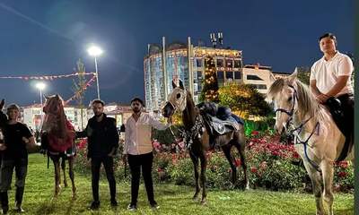 Kent Meydanı'na At Sırtında Geldiler!