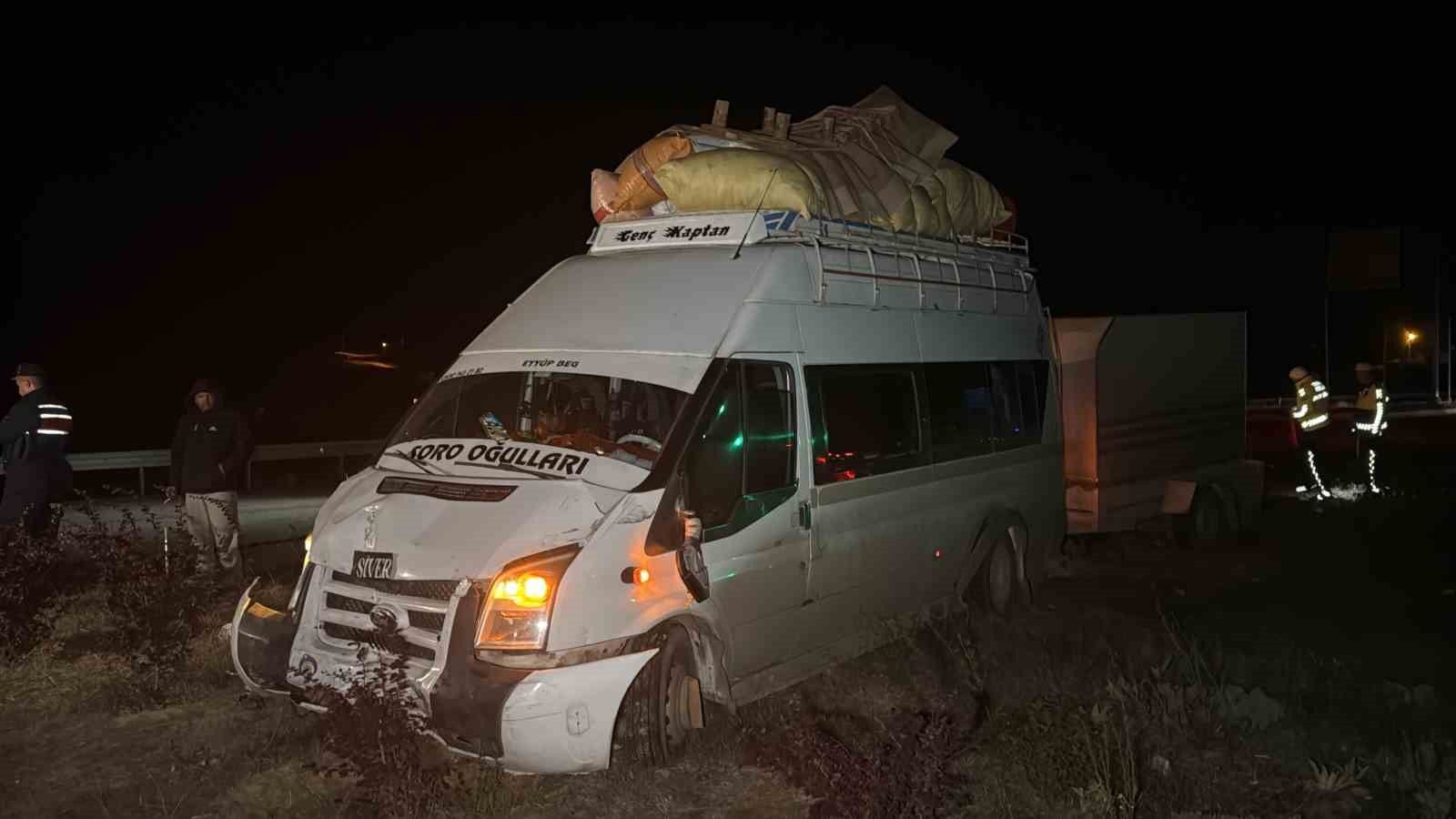 Gece karanlığında, ön kısmı hasar görmüş yük yüklü bir minibüs yol kenarındaki arazide duruyor.