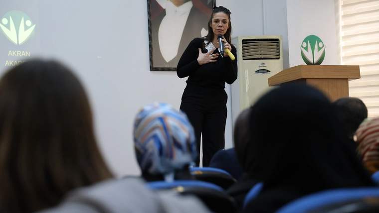 Sivas'ta 'Normali Reddet' Söyleşisi: Otizmli Yazar Ayas'tan Ebeveynlere İçten Tavsiyeler