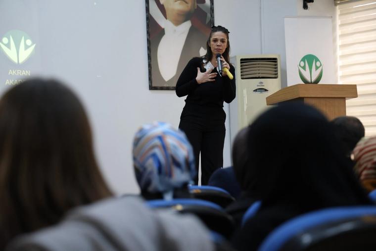 Sivas'ta 'Normali Reddet' Söyleşisi: Otizmli Yazar Ayas'tan Ebeveynlere İçten Tavsiyeler