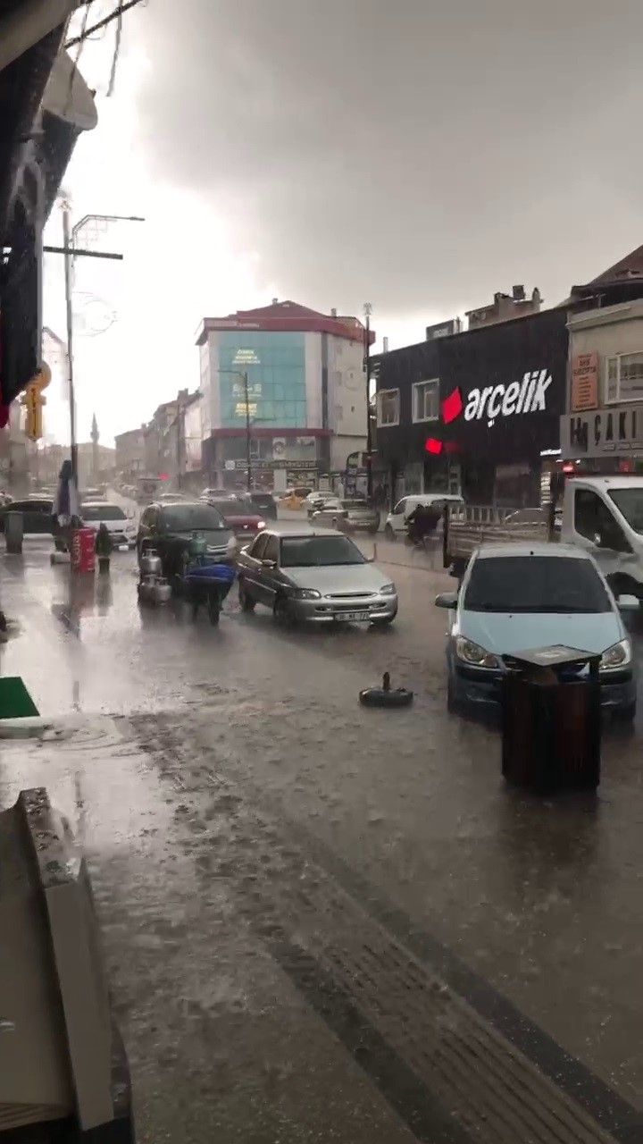 Sivas'ta Dolu Yağışı Etkili Oldu: Şarkışla Beyaza Büründü!