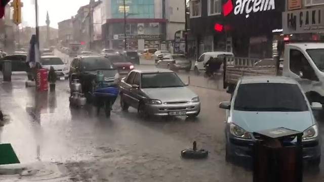 Sivas'ta Dolu Yağışı Etkili Oldu: Şarkışla Beyaza Büründü!