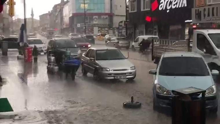 Sivas'ta Dolu Yağışı Etkili Oldu: Şarkışla Beyaza Büründü!