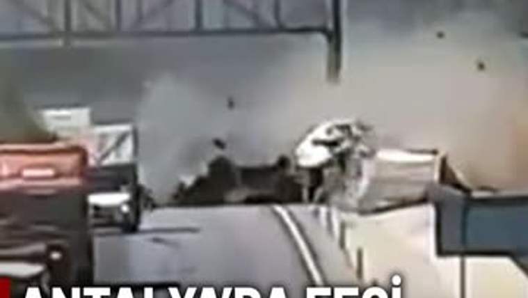 Bir tırın kaza yaptığı anı gösteren güvenlik kamerası görüntüsü, duman ve parçalar havaya uçuyor.