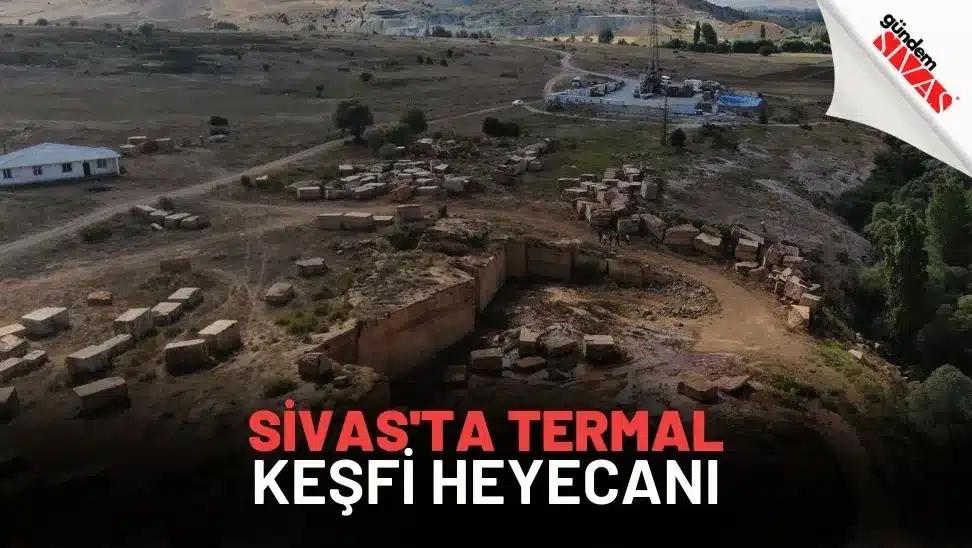 Açık alanda yer alan taş bloklar ve çevresindeki doğal manzara.