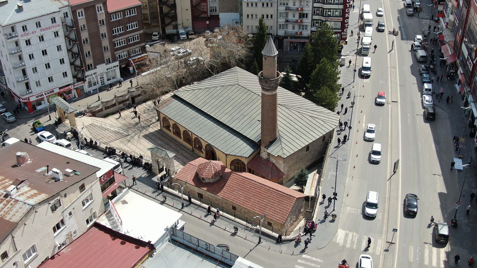 Sivas’ta Ramazan Yoğunluğu: Üç Şems’ten Biri Olan Şemseddin Sivasi Hazretlerinin Türbesi Ziyaretçi Akınına Uğruyor
