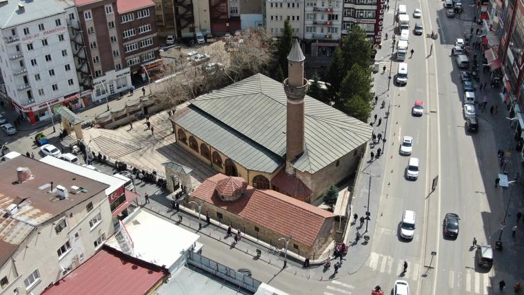 Sivas’ta Ramazan Yoğunluğu: Üç Şems’ten Biri Olan Şemseddin Sivasi Hazretlerinin Türbesi Ziyaretçi Akınına Uğruyor