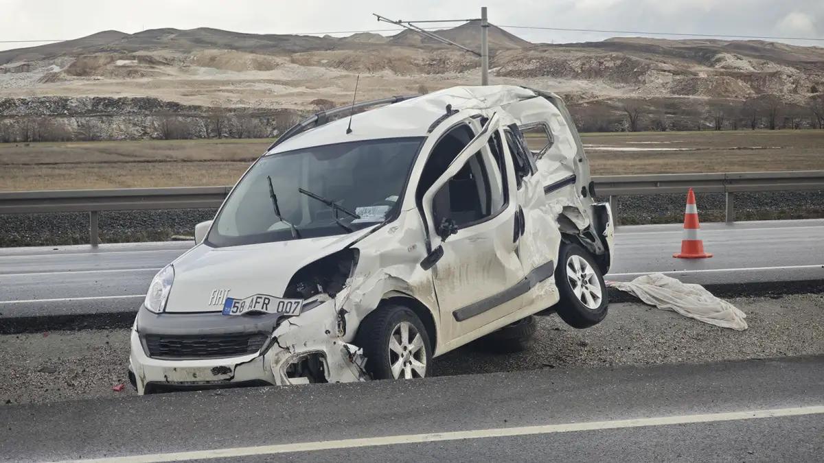 Sivas’ta Feci Kaza: Emniyet Kemeri Yerine Toka Takan Sürücü Ağır Yaralandı