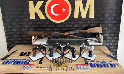 Sivas’ta Silah Kaçakçılığı Operasyonu: Çok Sayıda Ruhsatsız Silah ve Tarihi Eser Ele Geçirildi