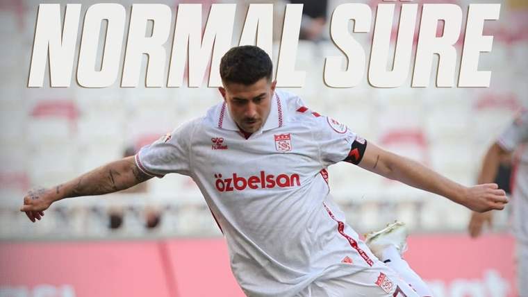 Beyaz-kırmızı formasıyla bir futbolcu, sahadaki topa vururken görülüyor; arka planda “NORMAL SÜRE” yazısı yer alıyor.