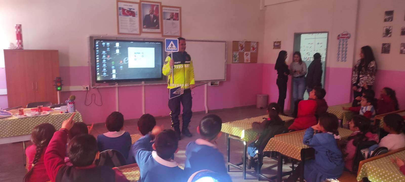 Kars'ta İlkokul öğrencileri trafik kuralları konusunda bilgilendirildi - Birlik Haber Ajansı